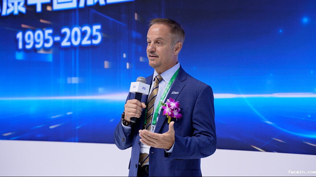 爱尔康携新品亮相2025全国眼科学术大会